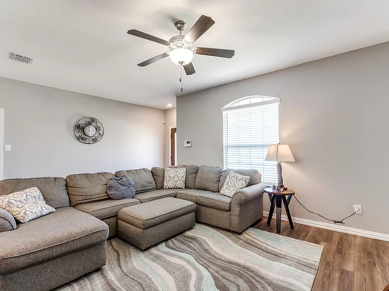 507 Saffron St — Photo 6