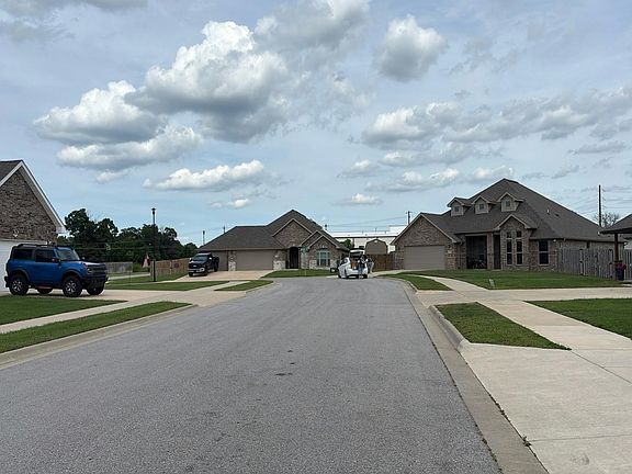 4th image of 2305 Carper Ln