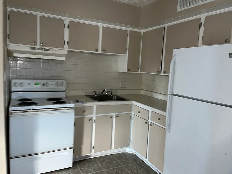 1120 Johnson Ave — Photo 2