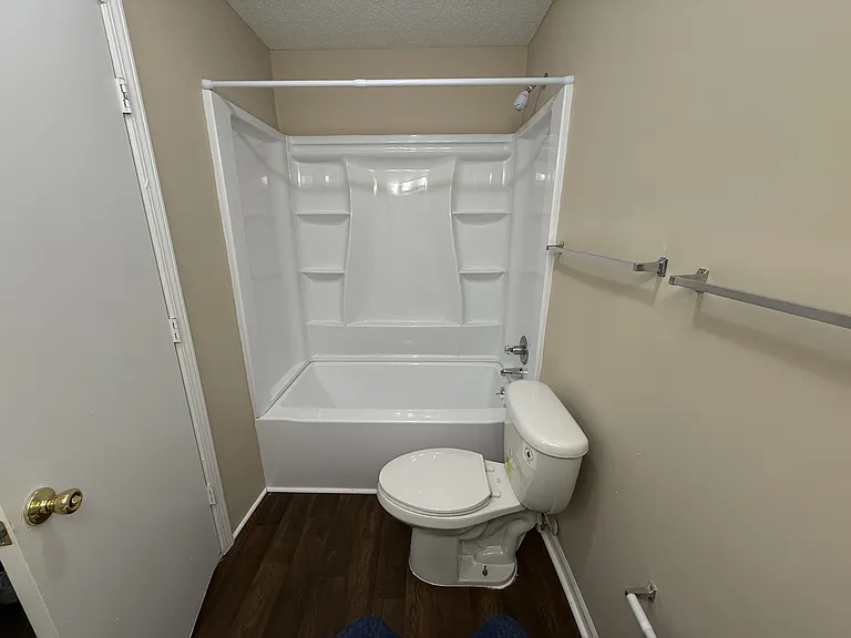 Bellewood Park Apartments — Photo 12