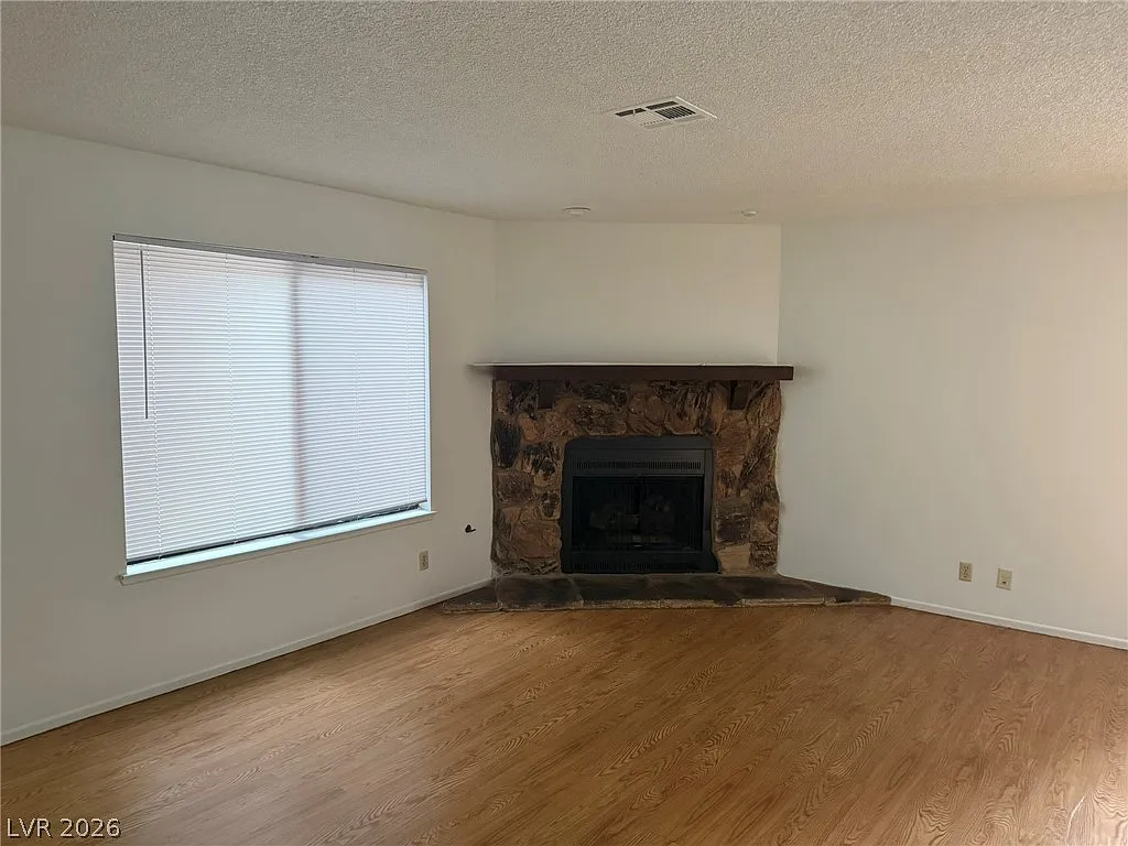 3 bed, 2.5 bath, 1834 sqft, $1,795 — Photo 3