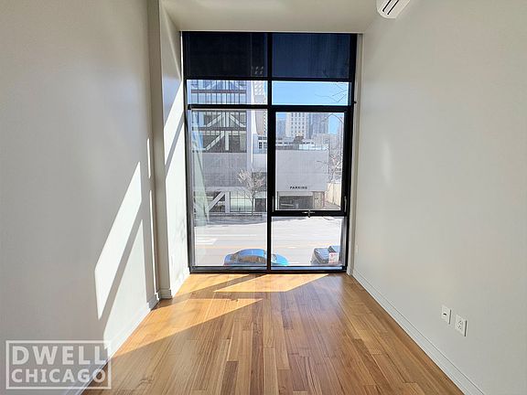 4th image of 148 W Huron St #676-213