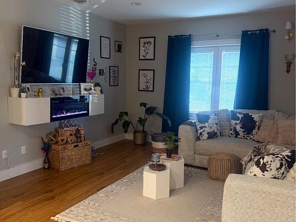 2nd image of 400 Oak St #1B