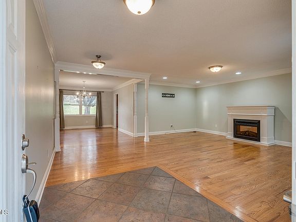 5th image of 208 Sparkling Brook Dr