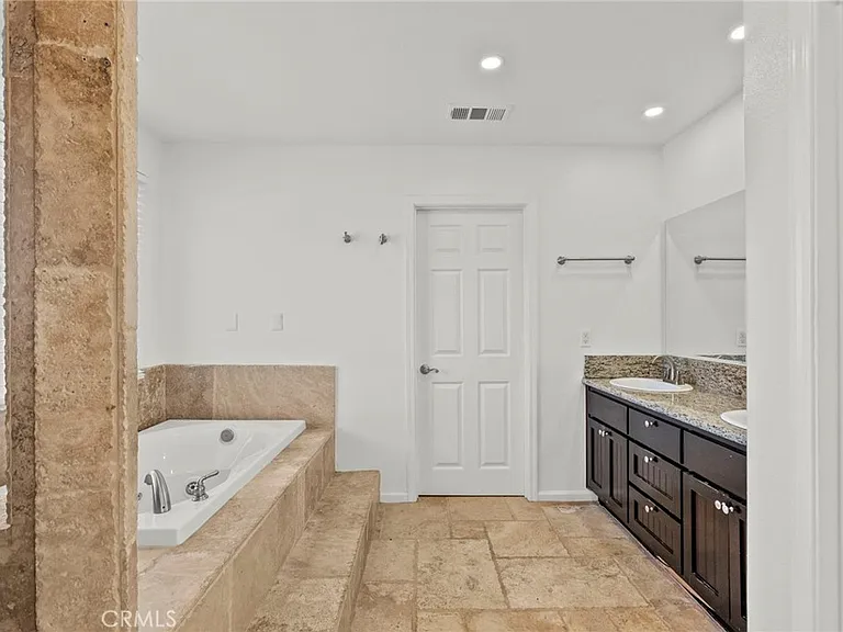1138 Lakeview Dr — Photo 48