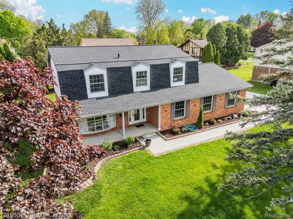 34623 Lakehurst Dr S, Farmington, MI 48331