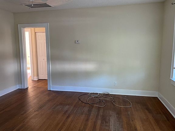5th image of 2619 Woodlawn Ave