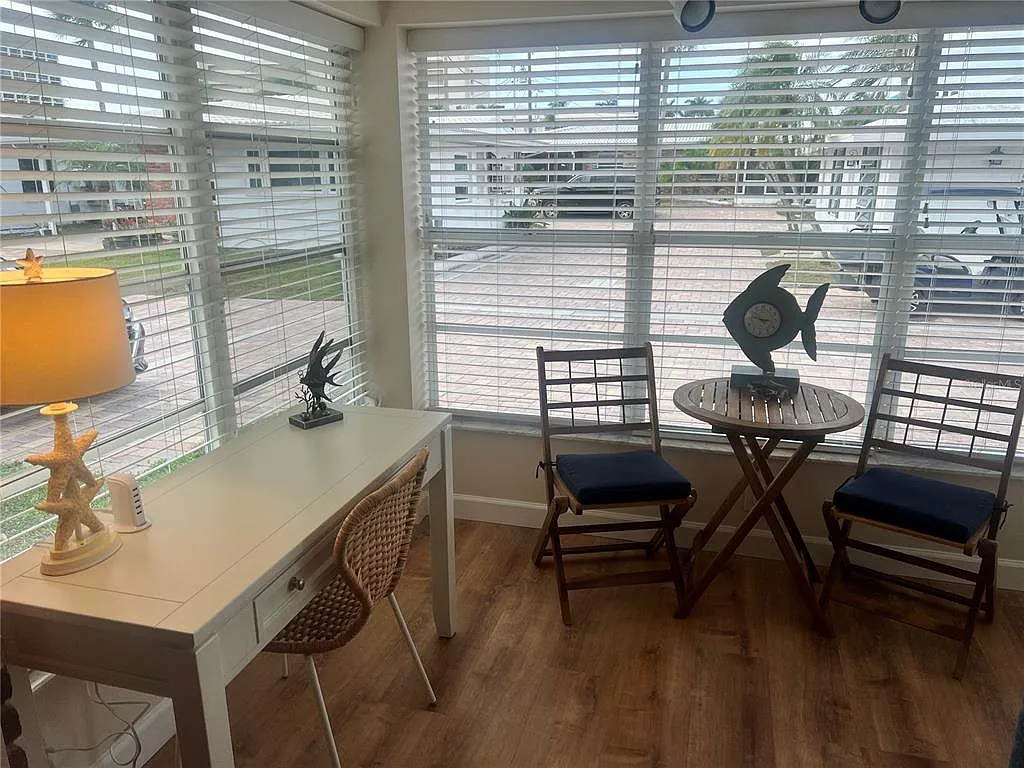 1 bed, 1.0 bath, 693 sqft, $7,470 — Photo 2