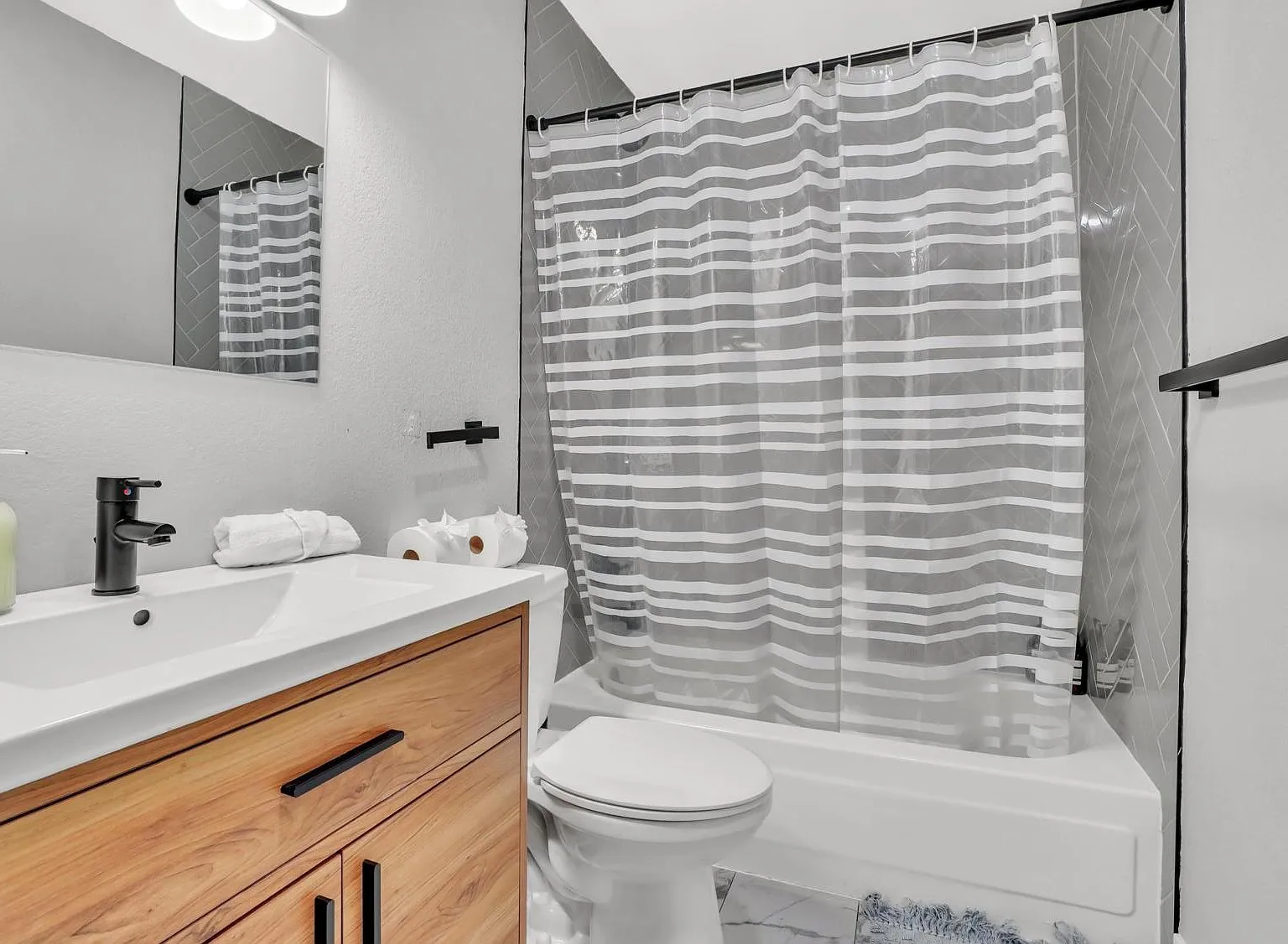 3 bed, 1.0 bath, 1200 sqft, $996 — Photo 4