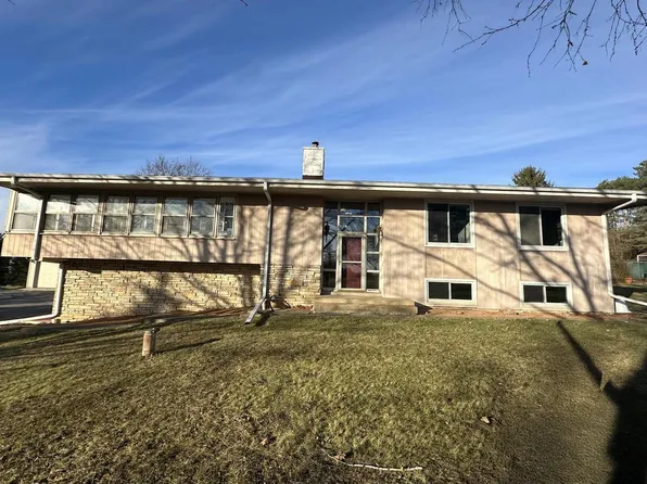 N48W27160 Lynndale ROAD, Pewaukee, WI 53072