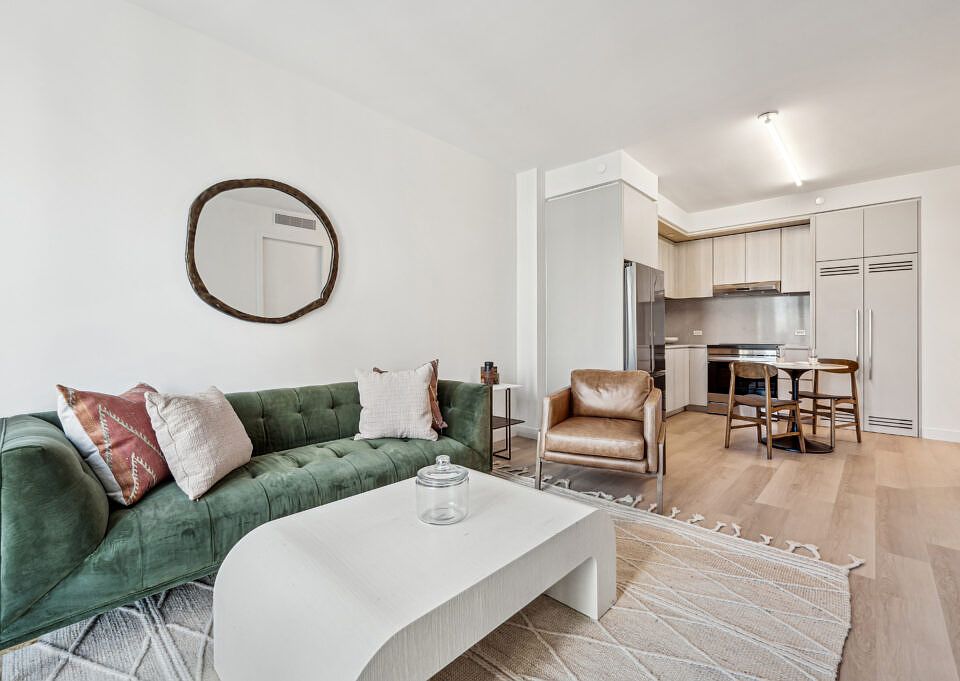 1st image of 17 Hanover Pl #19E