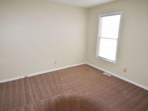 5th image of 230 Scotch Pine Ct
