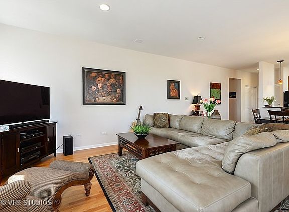 3rd image of 4897 N Ashland Ave APT 3E