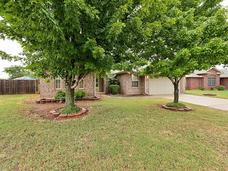 605 Eastview Dr — Photo 3