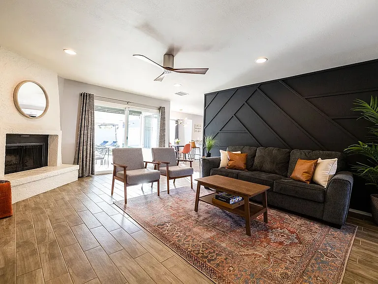 709 W Vaughn St — Photo 3