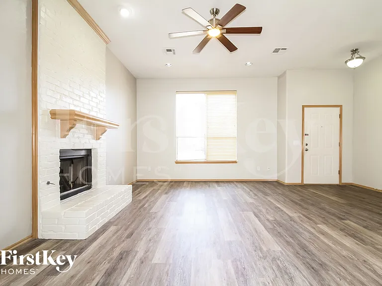 732 Taber Ln — Photo 2