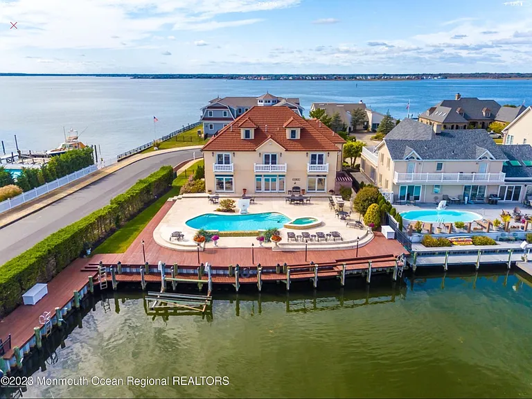 220 Pointe Dr — Photo 30
