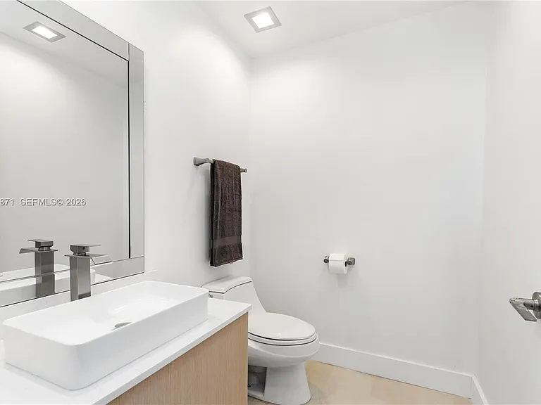 300 S Pointe Dr #907 — Photo 52