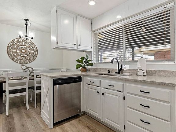 5th image of 934 E Sego Lily Dr