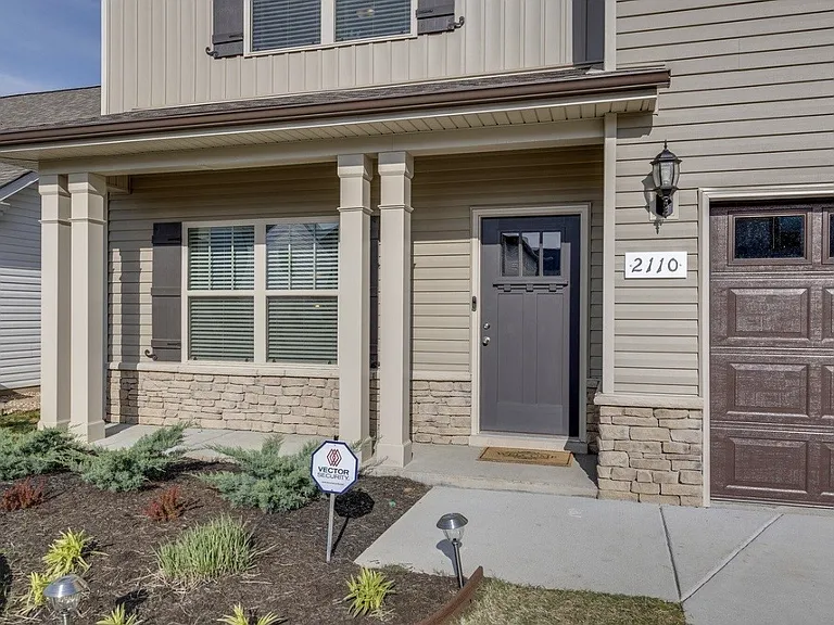 2110 Oak Dr — Photo 2