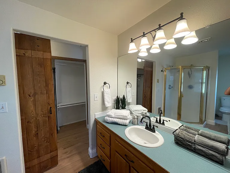 450 SE Reed Market Rd — Photo 19