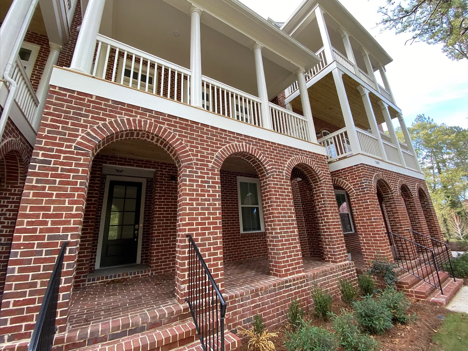 3 bed, 3.5 bath, 2144 sqft, $1,050 — Photo 1