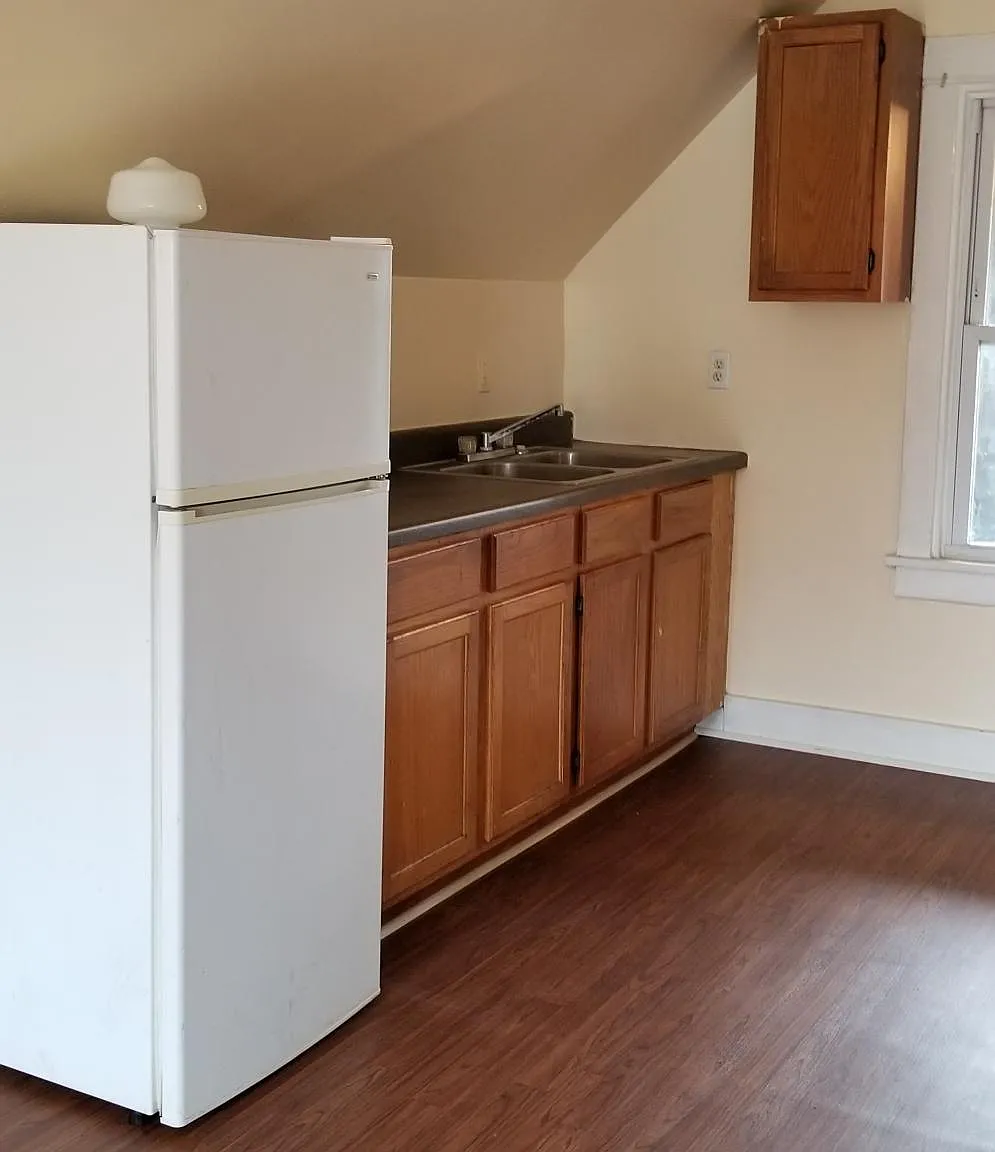 2 bed, 584 sqft, $1,300 — Photo 3