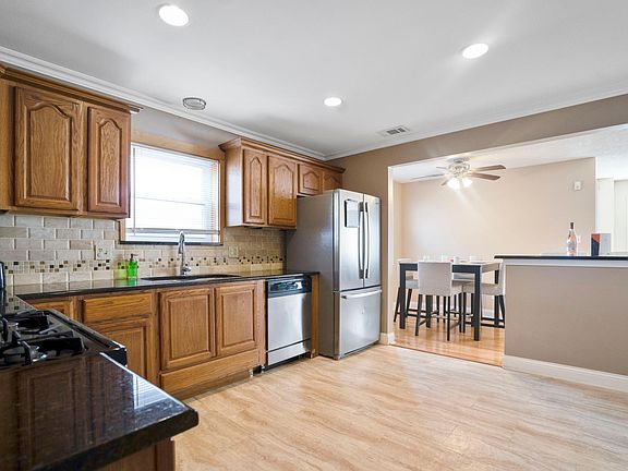 5th image of 3819 East Ave #2