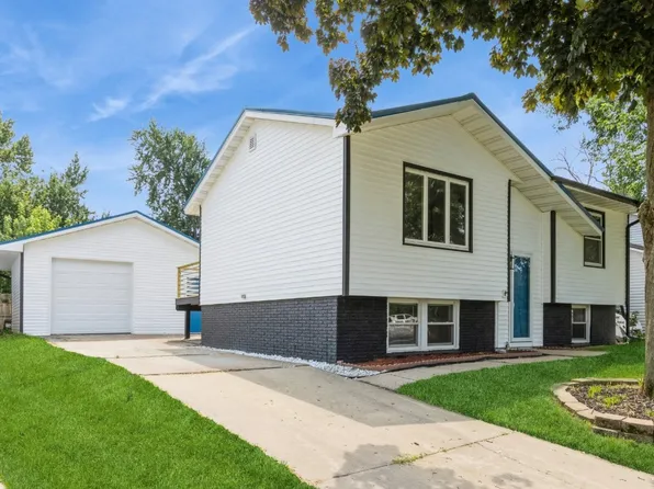 3600 Spruce Wood Dr NE, Cedar Rapids, IA 52402