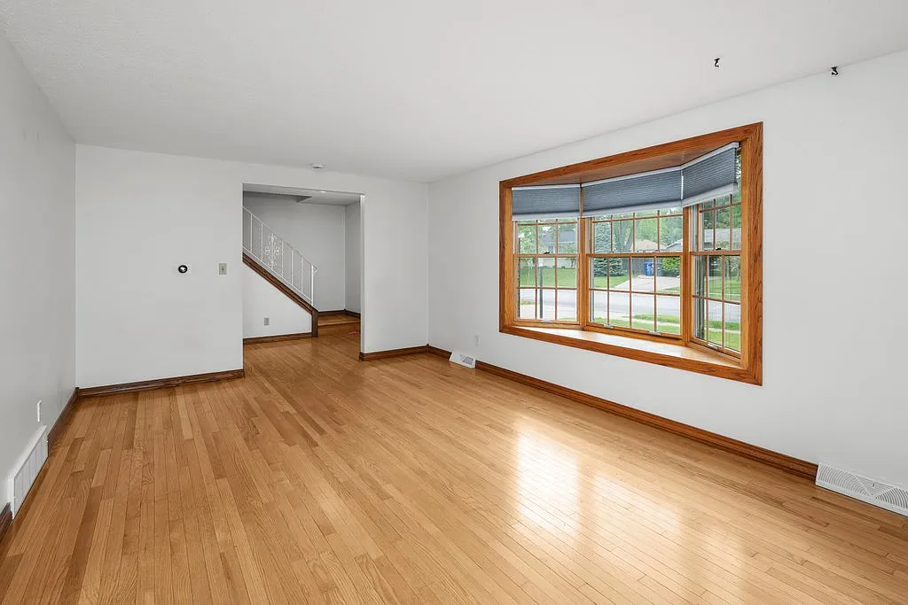 4 bed, 1.5 bath, 1940 sqft, $2,400 — Photo 4