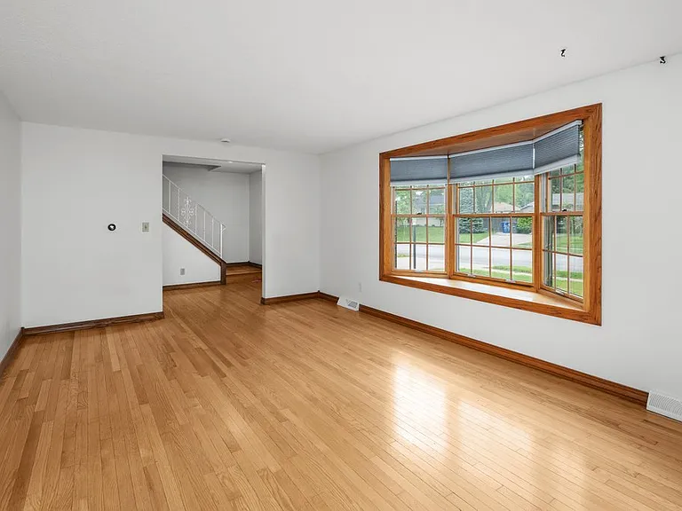 3129 Windsor Dr — Photo 4