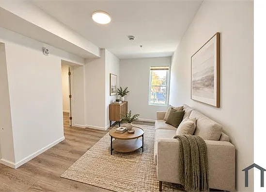 1358 Queen St NE — Photo 1