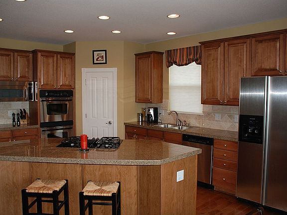 Kitchen w/ Island Cooktop