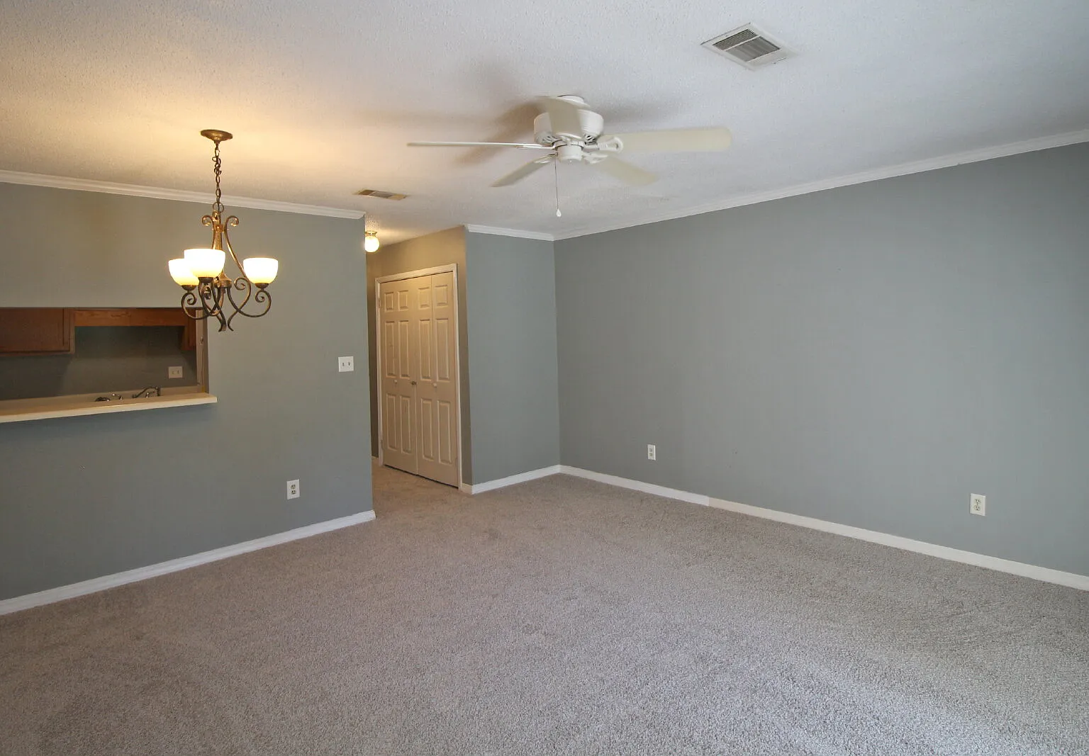 2 bed, 1.5 bath, 1056 sqft, $1,275 — Photo 4
