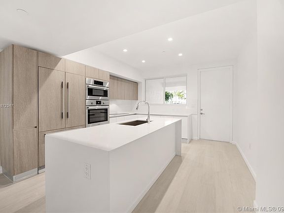 5th image of 455 NE 39th St Unit 107
