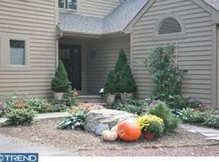 5 Laurel Ln, Englishtown, NJ 07726