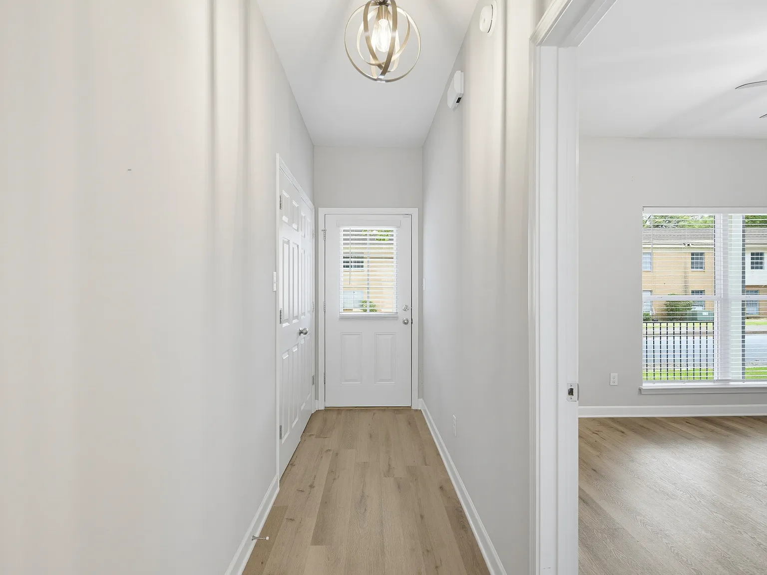 3 bed, 3.0 bath, 1700 sqft, $2,550 — Photo 2