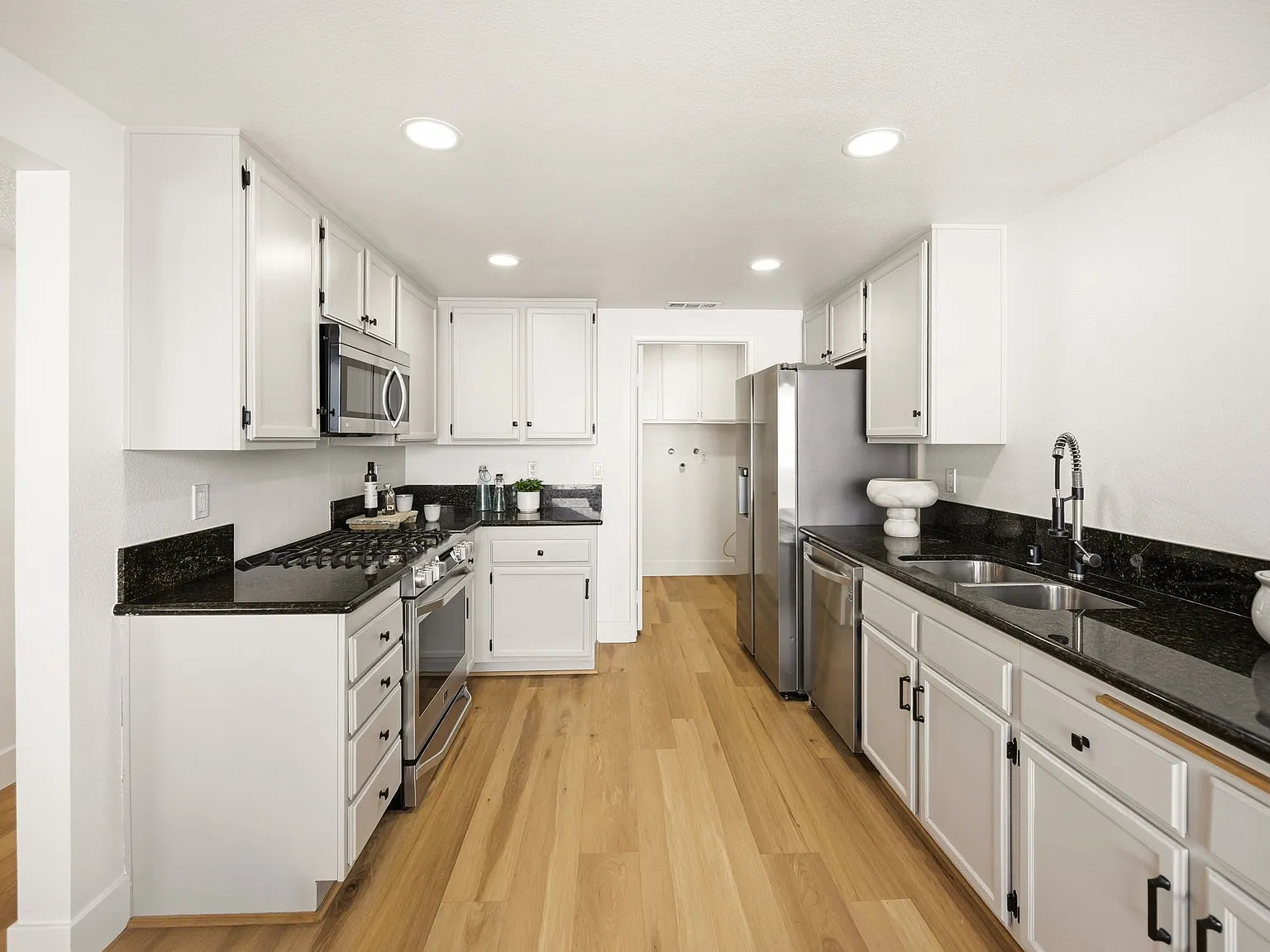3 bed, 1373 sqft, $4,800 — Photo 4