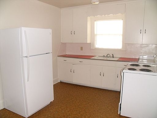 5th image of 824 Western Ave