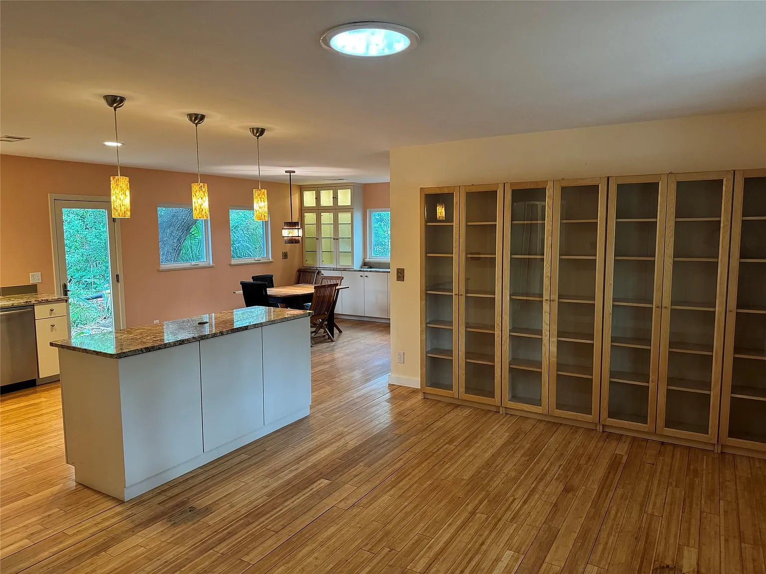 3 bed, 1.5 bath, 912 sqft, $3,000 — Photo 4