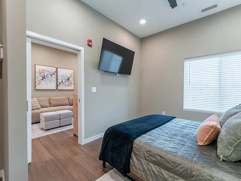 1364 E Battlefield Rd — Photo 116