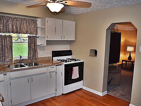 5th image of 5705 Columbia Dr