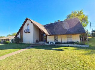 821 Austrian Rd, Grand Prairie, TX 75050