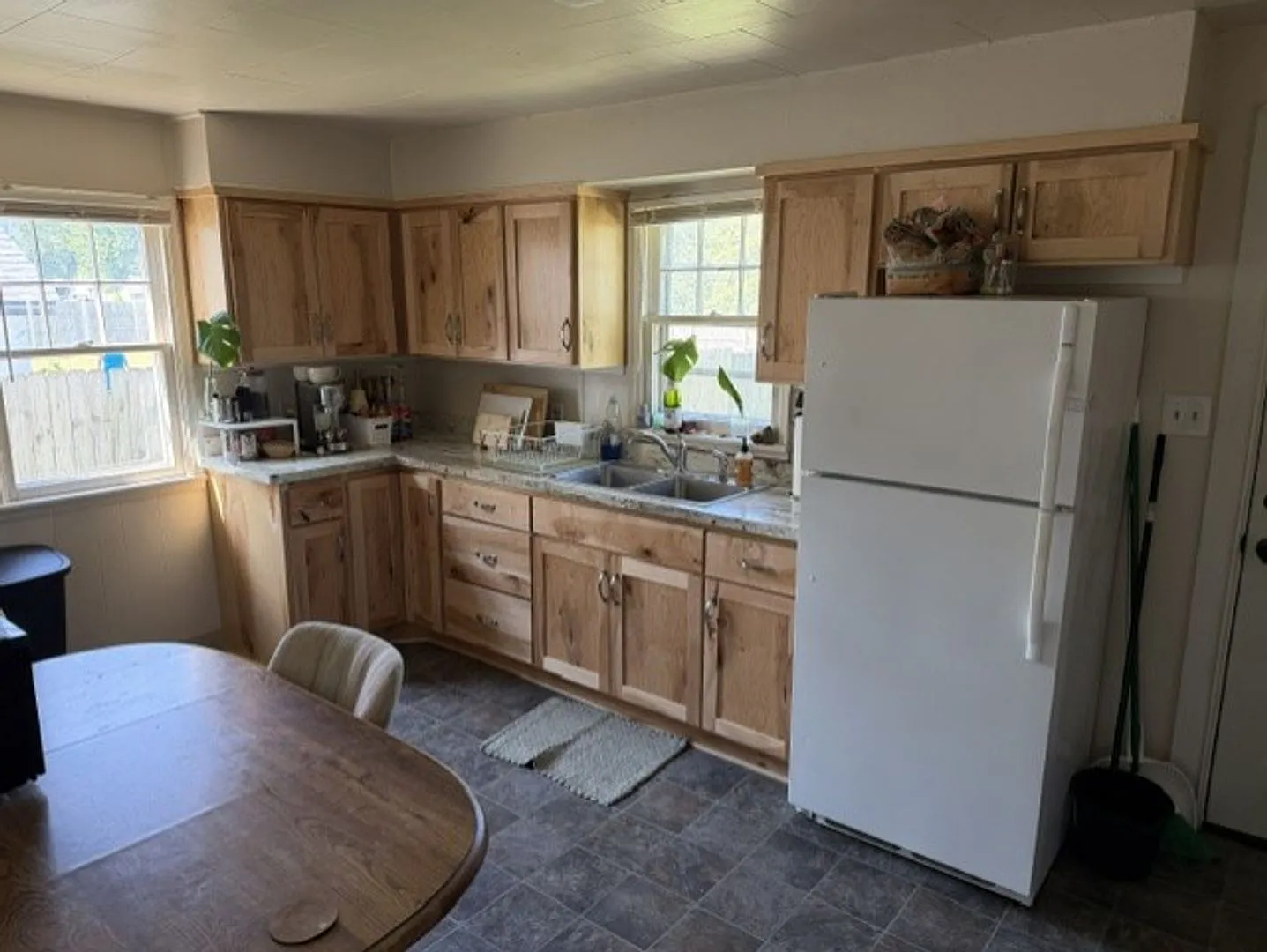 3 bedroom, 1 bath. Large yard with large storage shed. — Photo 2