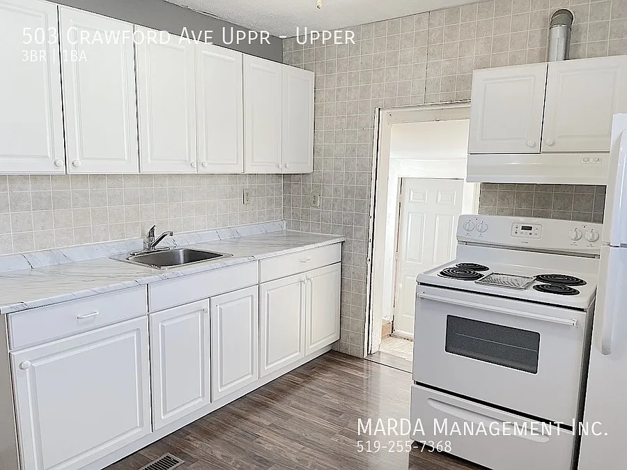 Spacious 3 Bed/1 Bath 2-Storey Upper West Windsor + Hydro — Photo 2