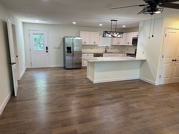 3rd image of 105 Fair Oaks Pl