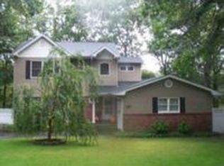 27 Wren Dr, Hauppauge, NY 11788