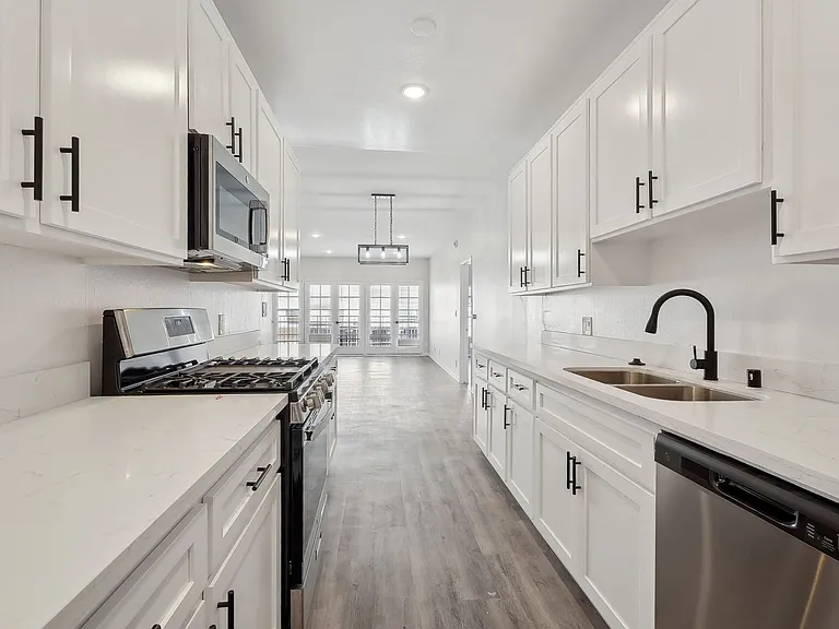 1620 South Bentley Ave — Photo 32