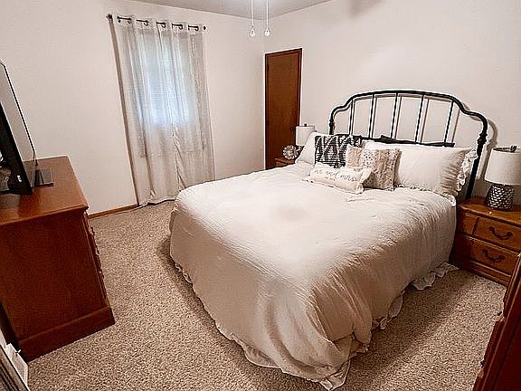 Primary bedroom, new carpet