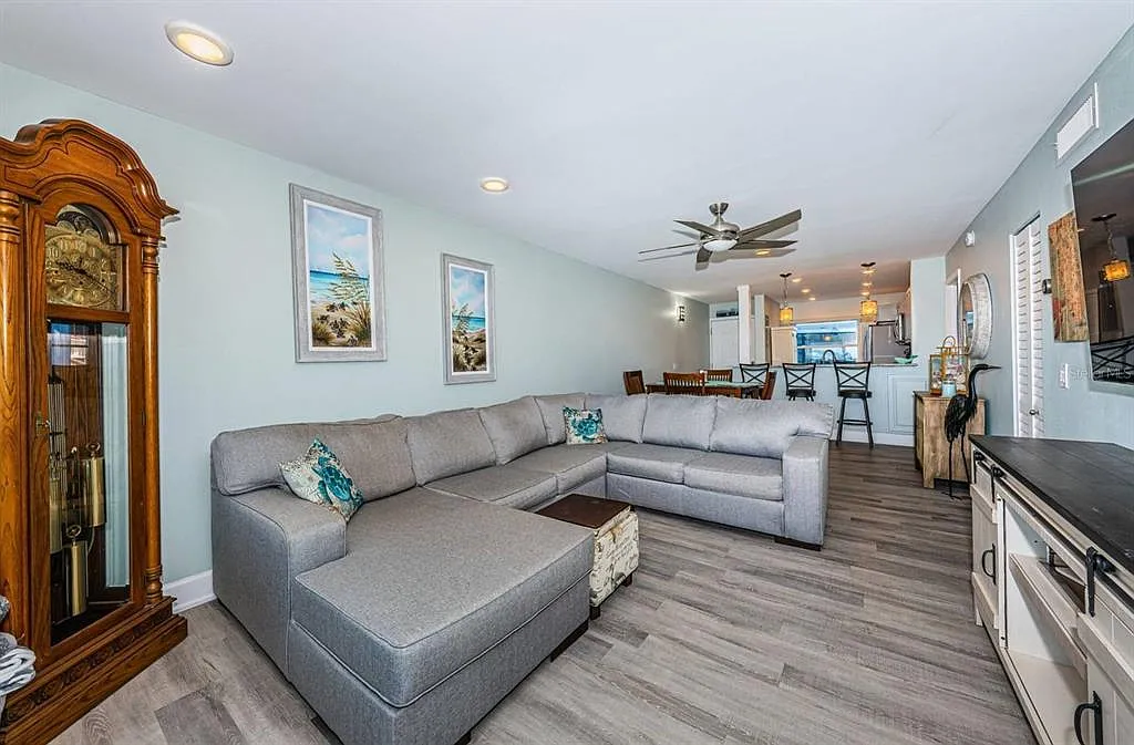 2 bed, 2.0 bath, 890 sqft, $5,610 — Photo 4
